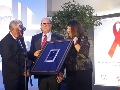 Instituciones reconocen personalidades destacadas en la lucha contra la propagación del SIDA