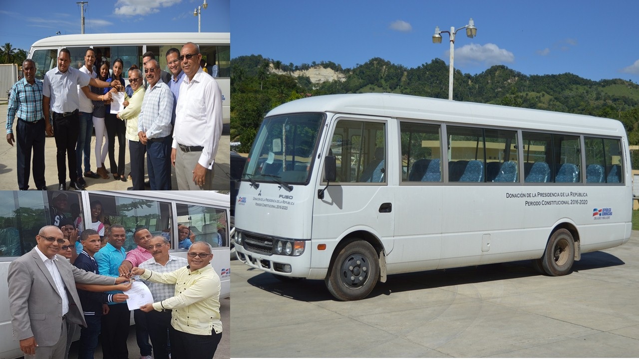 Gobierno entrega autobuses a estudiantes de Yásica arriba y Sabaneta de Yásica