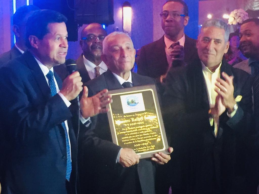 Niní Cáffaro y Rafael Solano se crecen en espectáculo del 50 aniversario de canción “Por Amor”