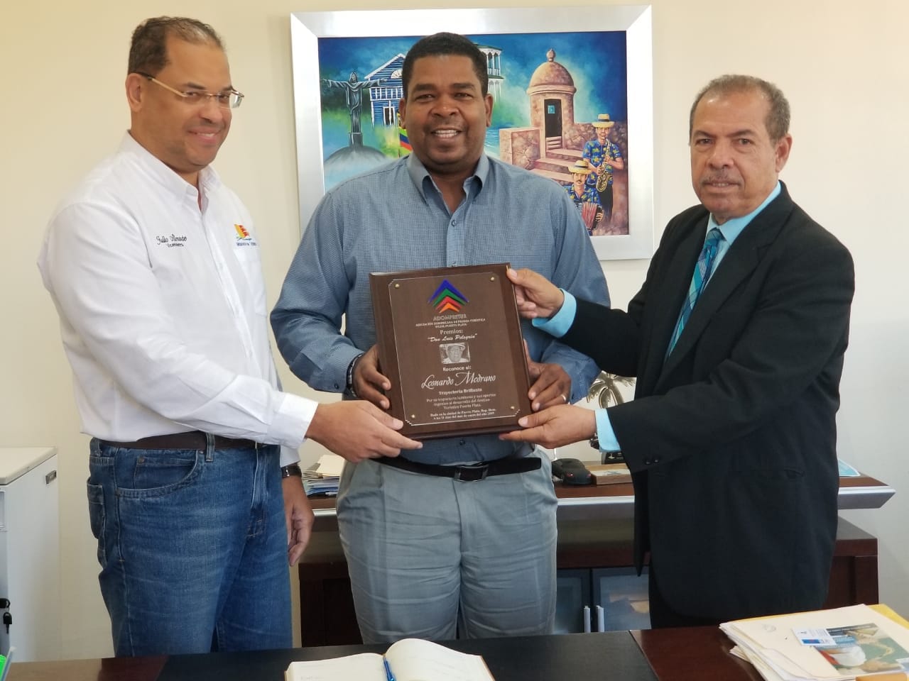 ADOMPRETUR reconoce trayectoria en el sector turístico del periodista Leonardo Medrano