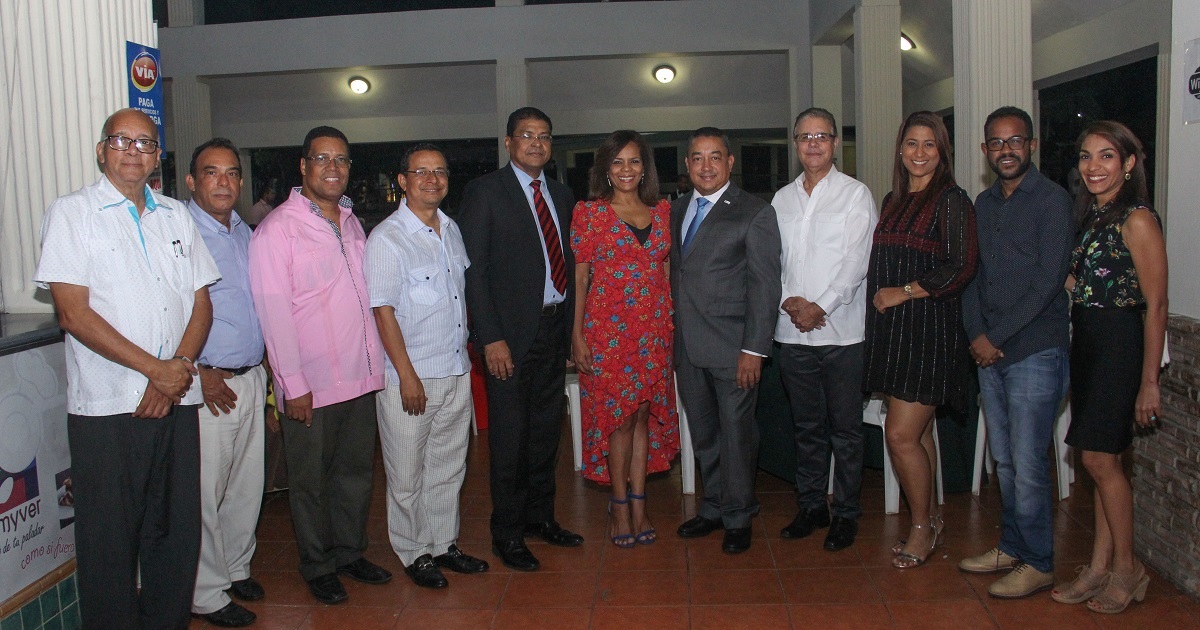 Concierto bailable, premios y sorpresas matizan encuentro Año Nuevo de Adompretur