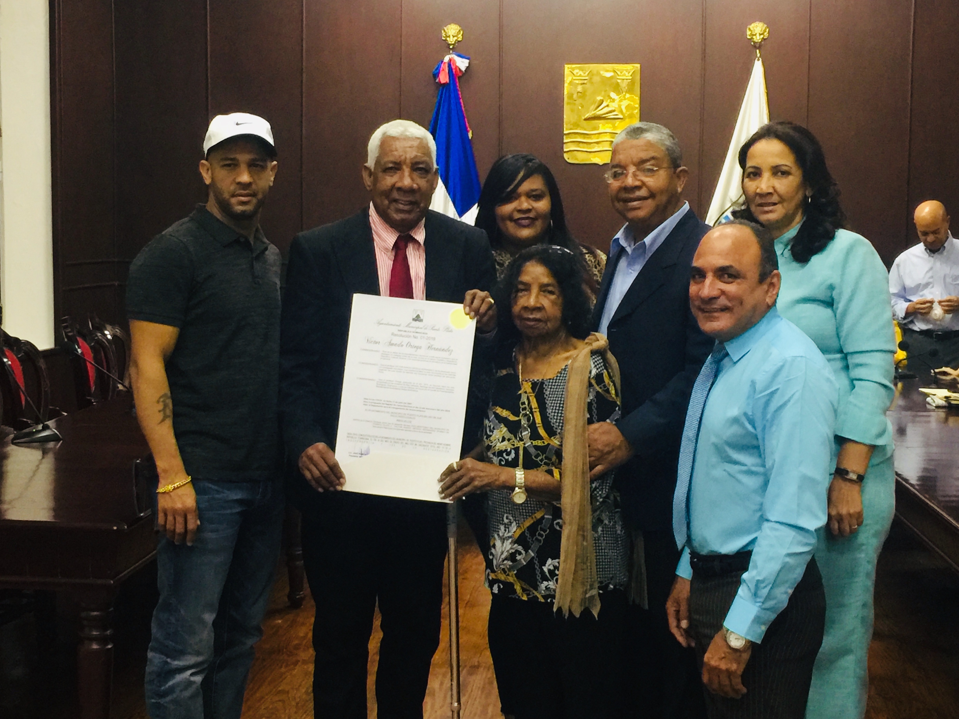 Concejo Edilicio entrega resolución que declara Hijo Meritorio al profesor Victor Ortega