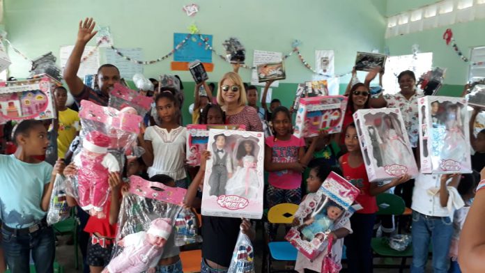 Presidencia y Gobernación continúan repartición de juguetes en Puerto Plata
