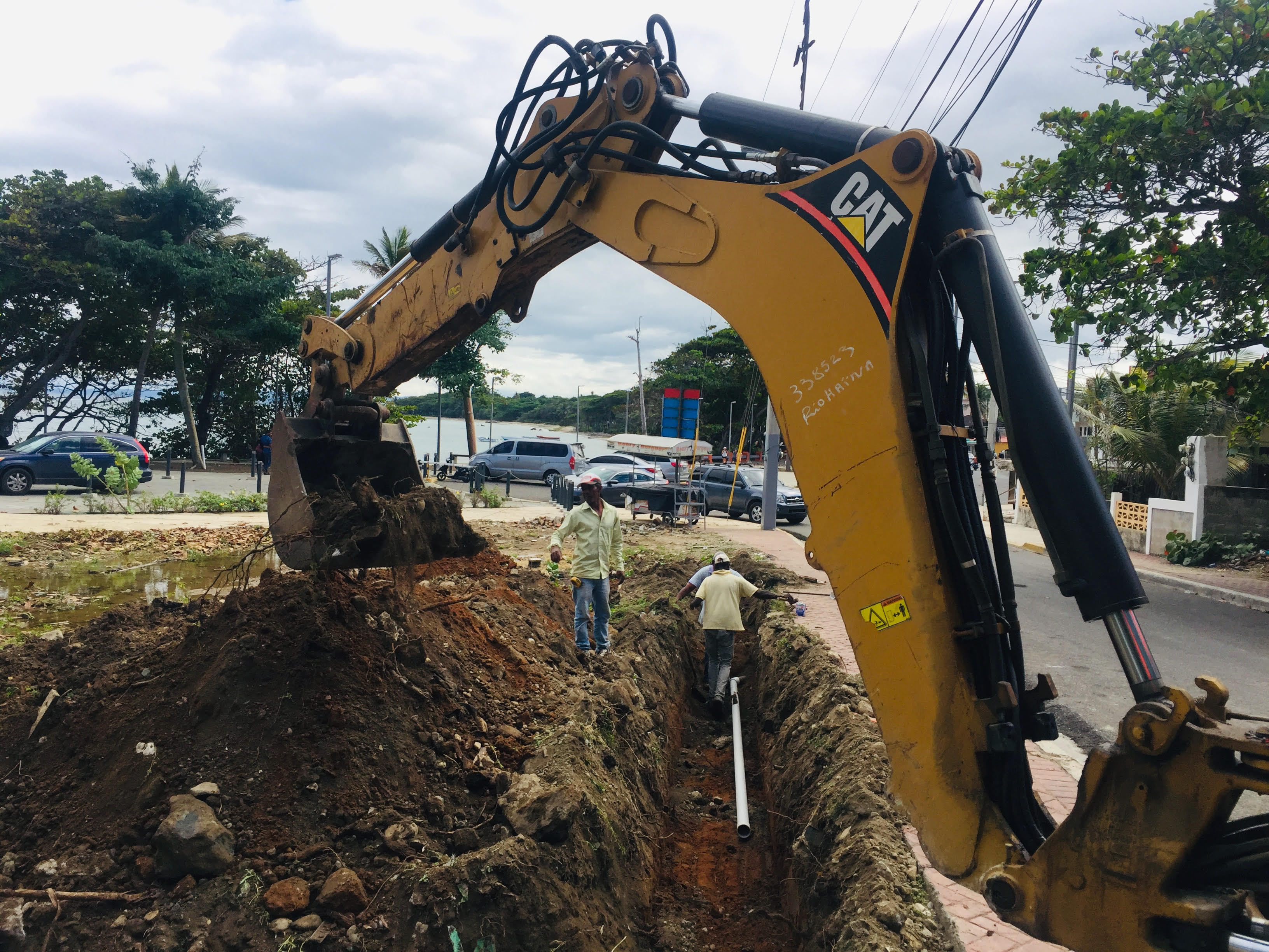 Retroexcavadora contratista construirá Casa de los Comunicadores inicia trabajo