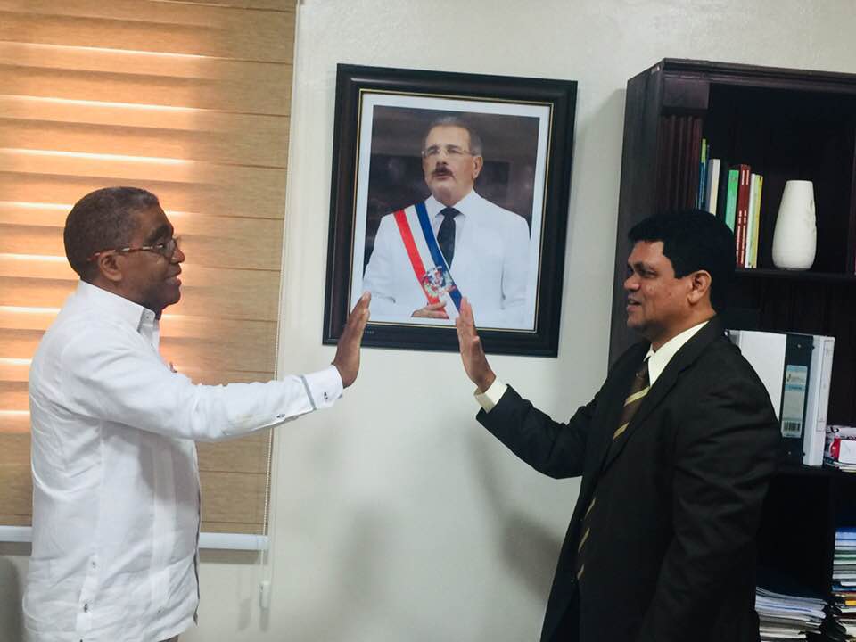 Ingeniero José Onésimo Reyes pone en posesión a Hugo Gómez Guzmán como Subdirector de CORAAPPLATA