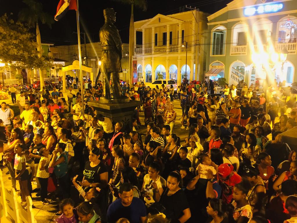 Entusiastas niños y adolescentes colman Plaza Independencia en el primer domingo de Carnaval Infantil 2019