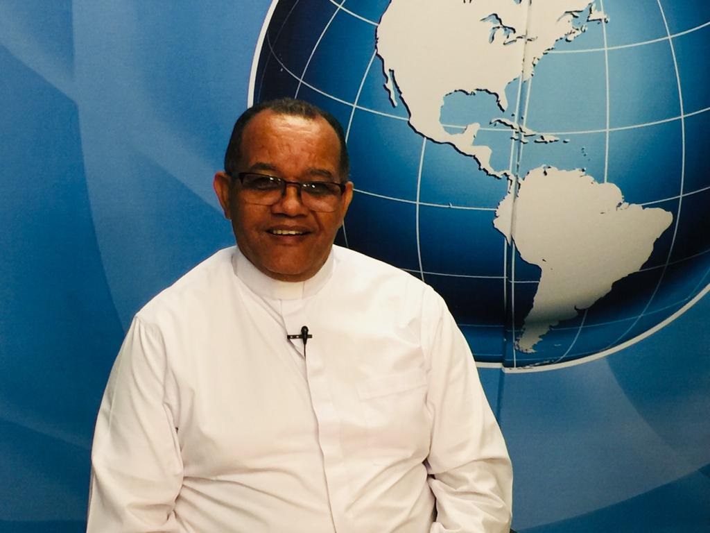 Padre Tony Bonilla revela que por desperfectos de diseño tumbarán el puente que une a Maimón con los Caños