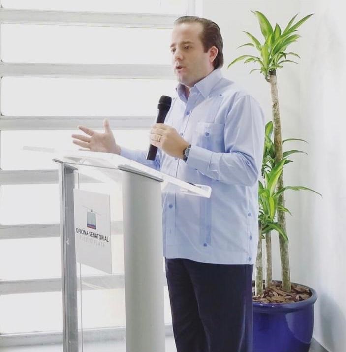 Senador Paliza deplora mal estado instalaciones deportivas en Puerto Plata, auspiciará adecuación de 7 canchas baloncesto