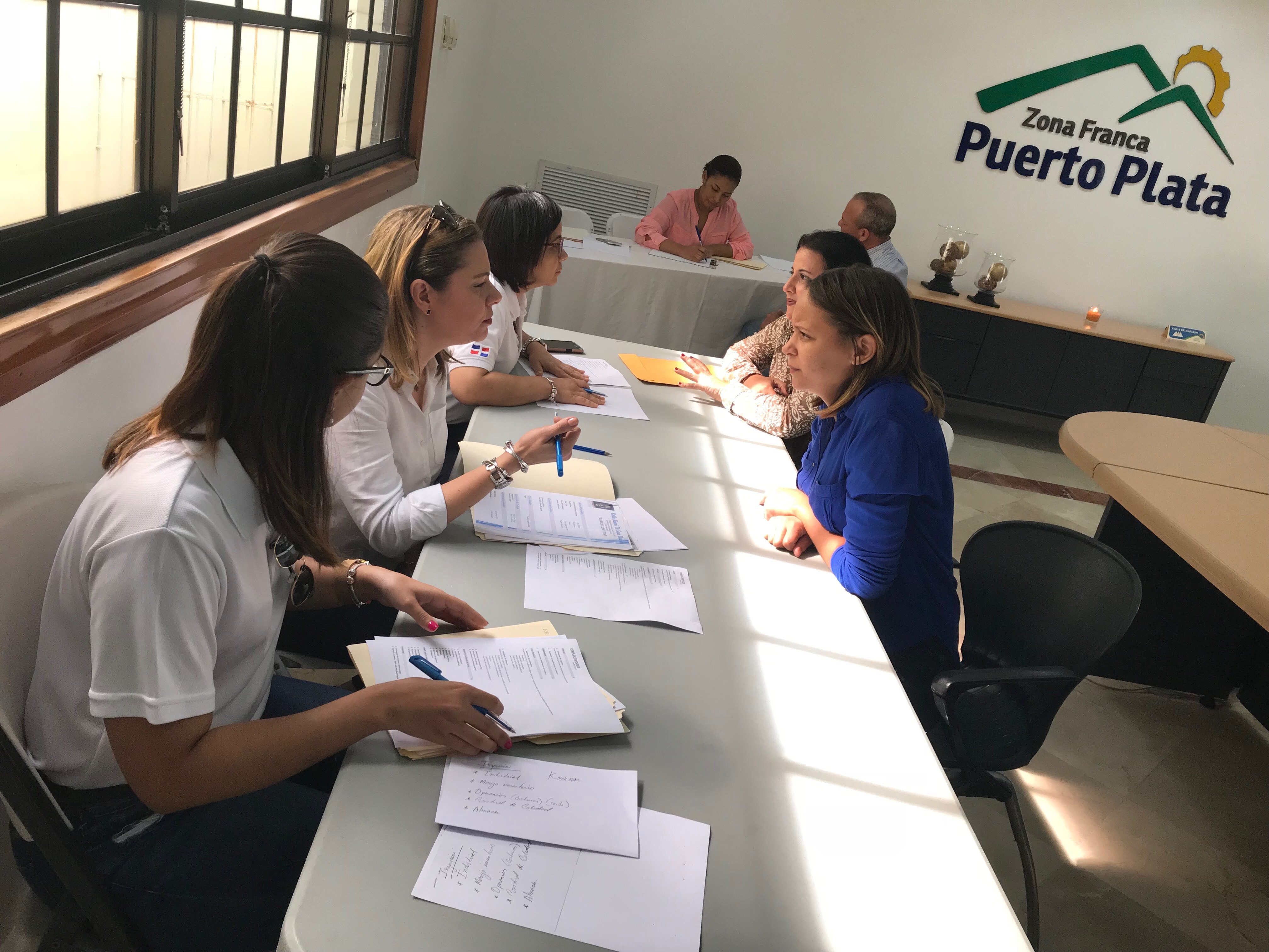 Cientos de personas acuden a feria de empleos de Zona Franca Puerto Plata