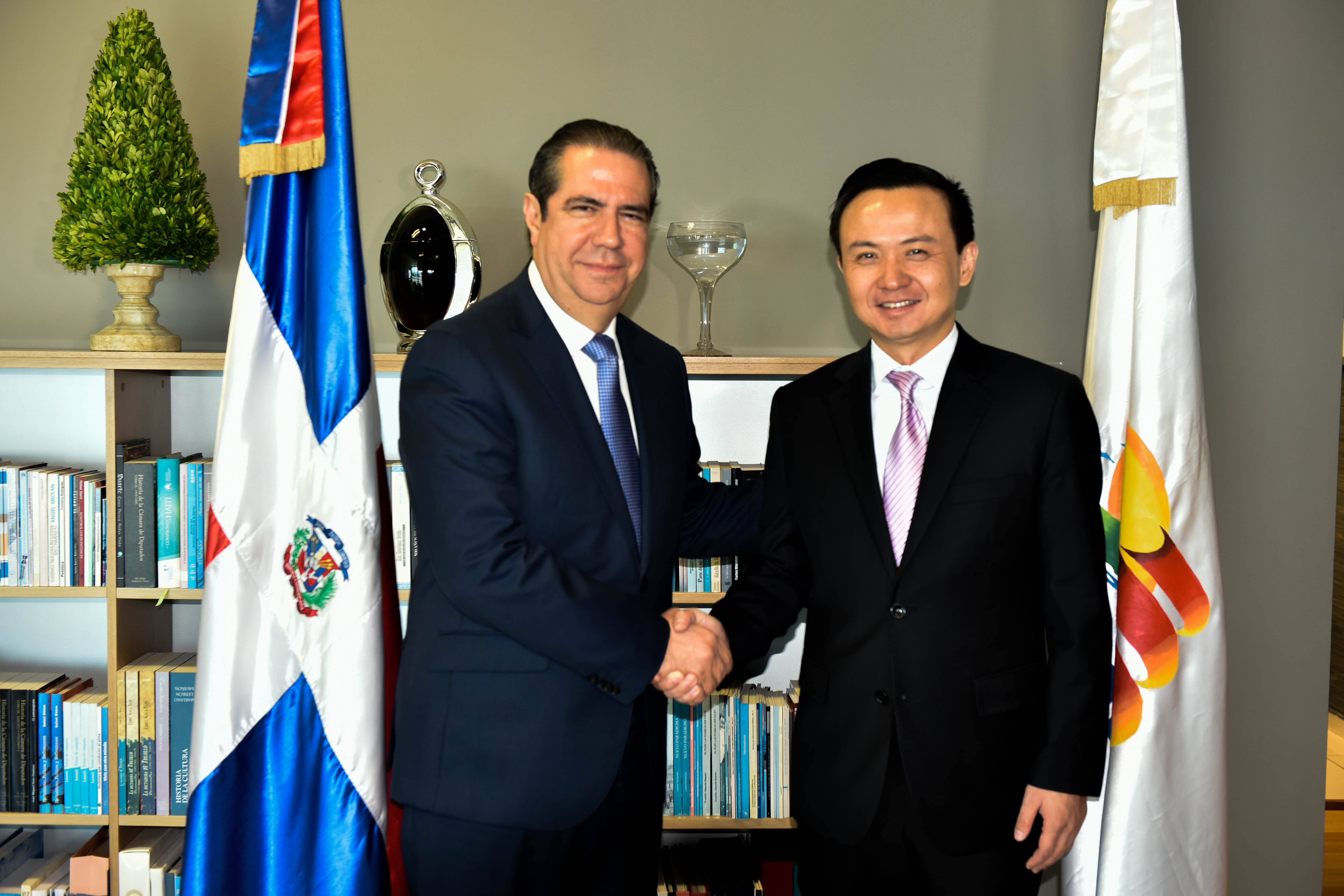 Ministro Turismo recibe visita de embajador chino Zhang Run