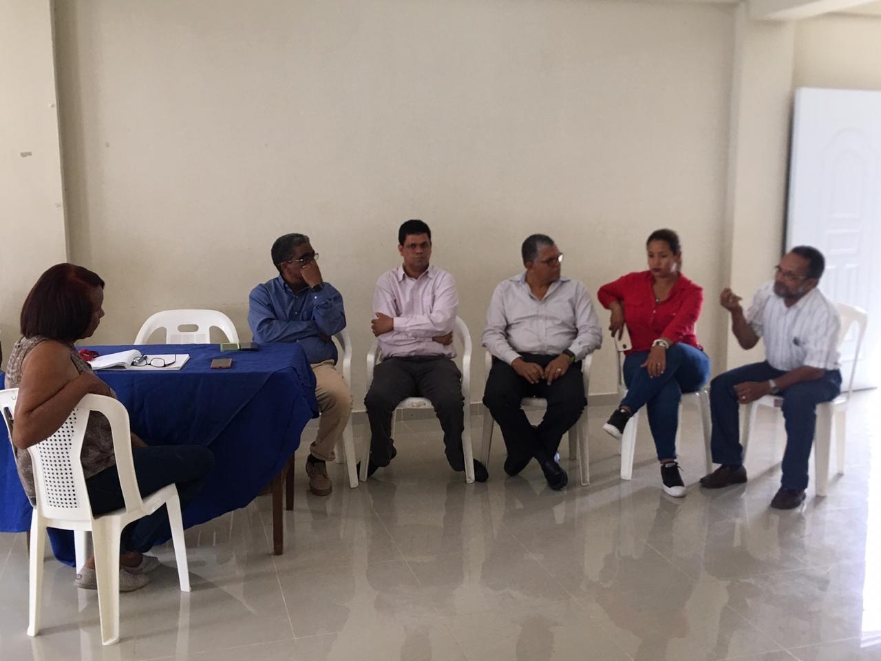 Director de CORAAPPLATA se reune con comunitarios para mejorar servicio de agua potable en Cristo Rey