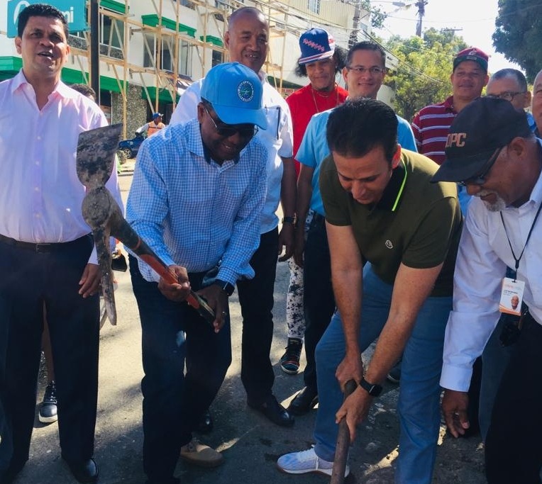 Alcalde Walter Musa y director de CORAAPPLATA dan picazos en inicio trabajos calle José Eugenio Kunhardt