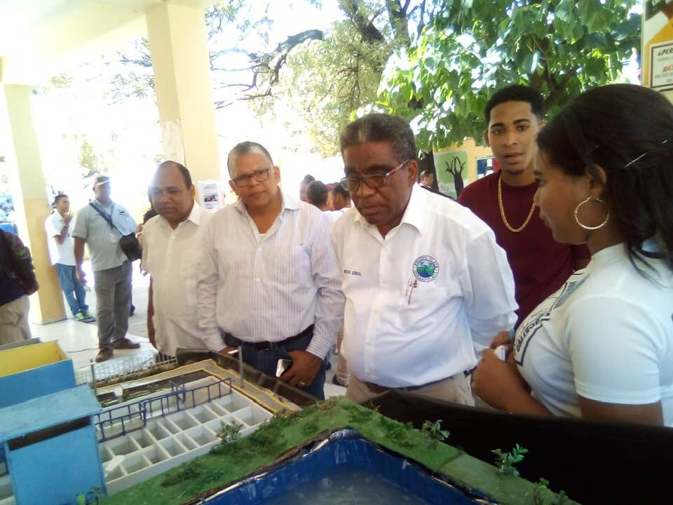 Director de CORAAPPLATA asiste a feria estudiantil donde fueron exhibidas diversas creaciones, incluyendo una de la Planta de Tratamiento Primario y una del Emisario Submarino