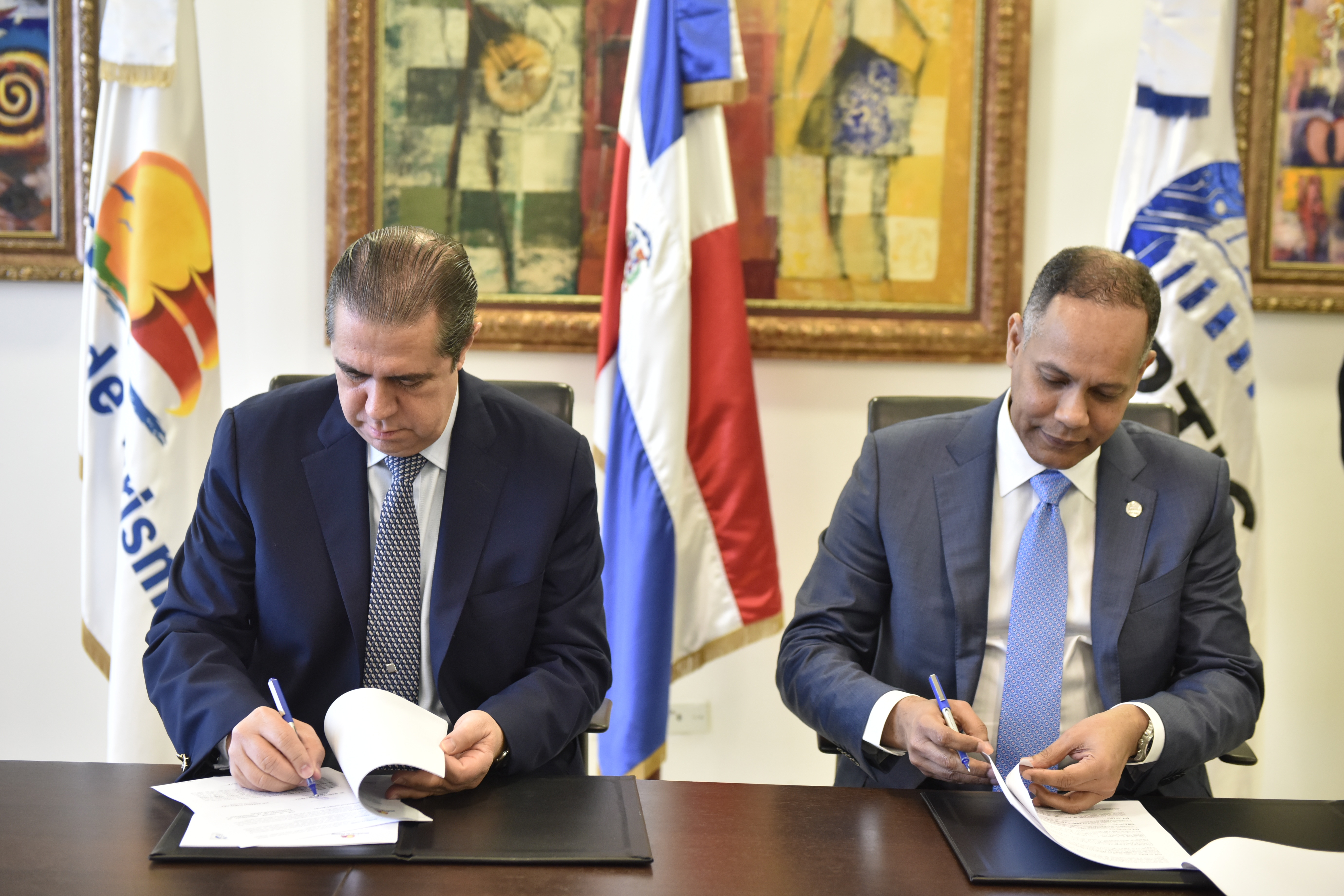 Mitur y OPTIC firman acuerdo para uso de línea *462 para obtener información sobre servicios turístico