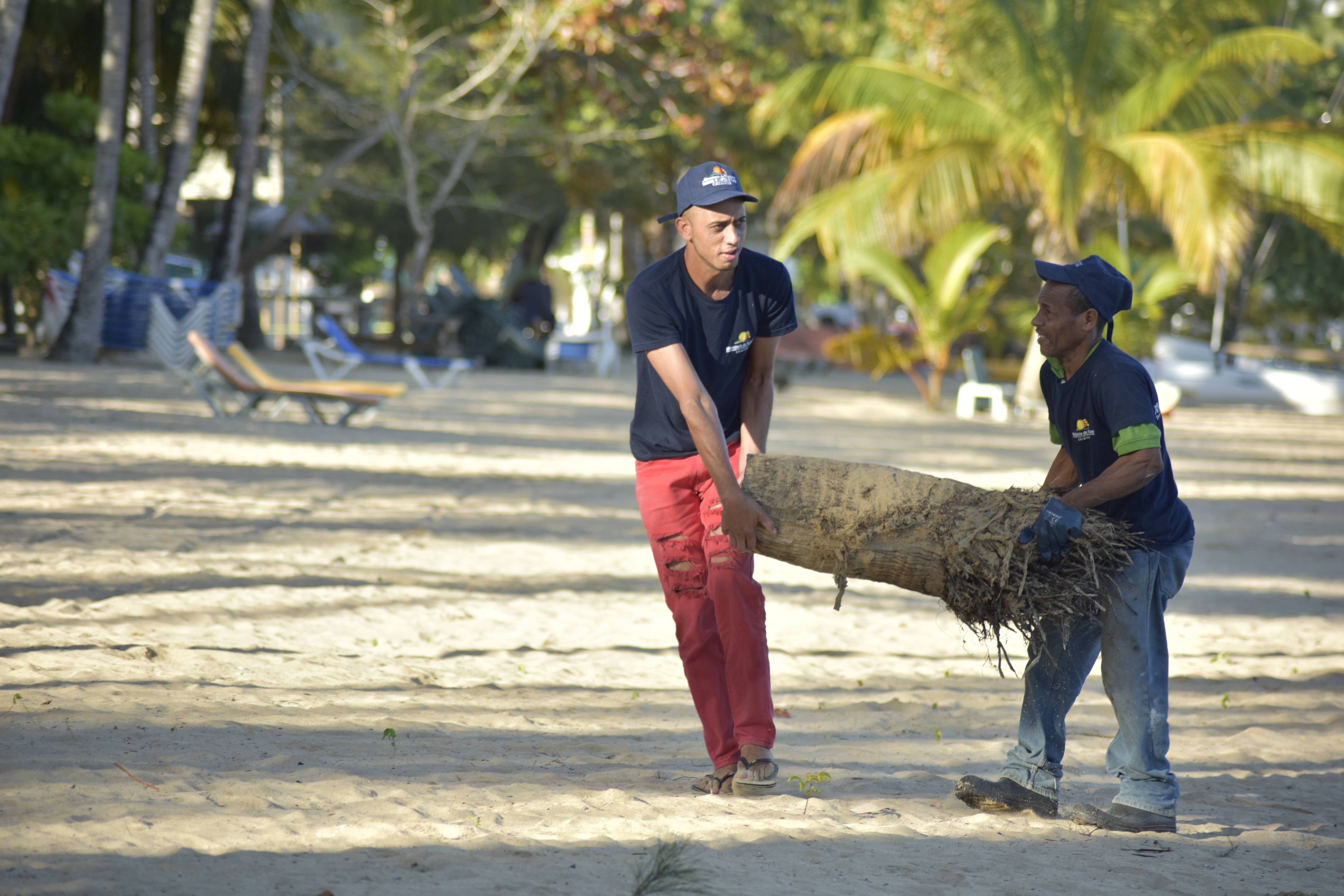 MITUR refuerza limpieza de playas por Semana Santa