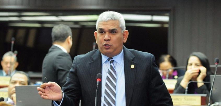 Diputado leonelista afirma que Leonel Fernández se vende más que las teleras de navidad