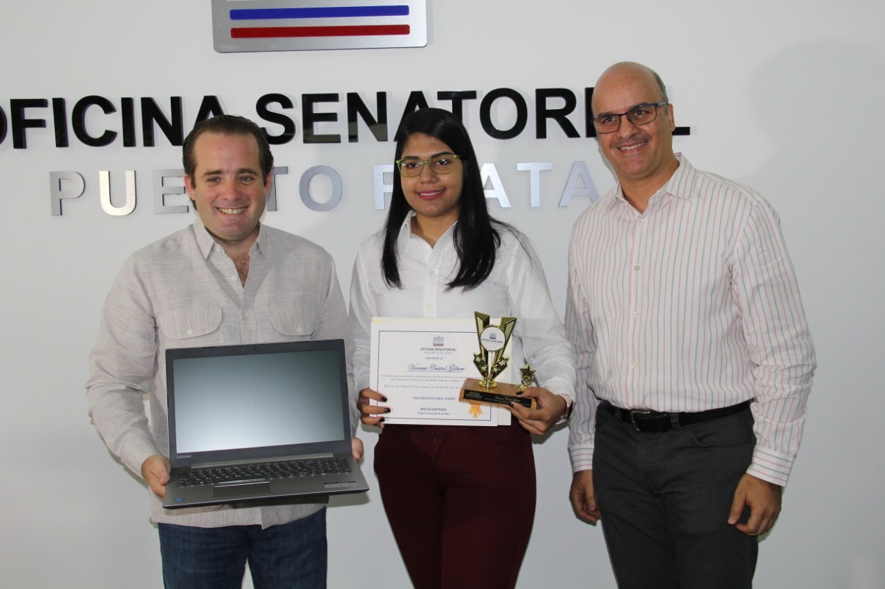 Oficina Senatorial de Puerto Plata reconoce estudiantes meritorios favorecidos con plan de ayuda universitaria