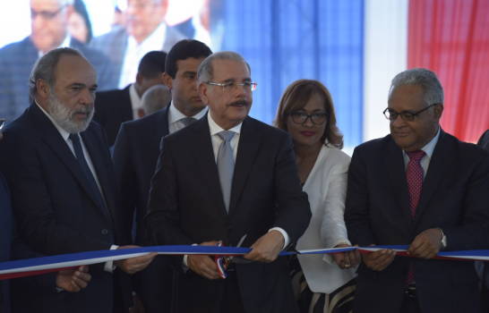 Presidente Danilo Medina entrega hospital en Villa Isabela
