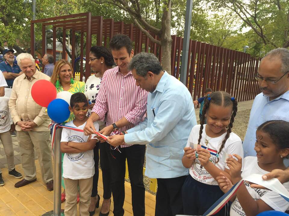 Fundación Refidomsa dota de nuevos juegos infantiles Plaza de la Libertad de Puerto Plata