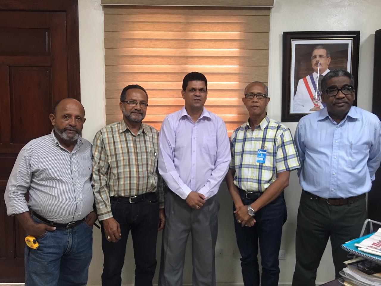 Director General de CORAAPPLATA sostiene encuentro con representante de Caritas Dominicana