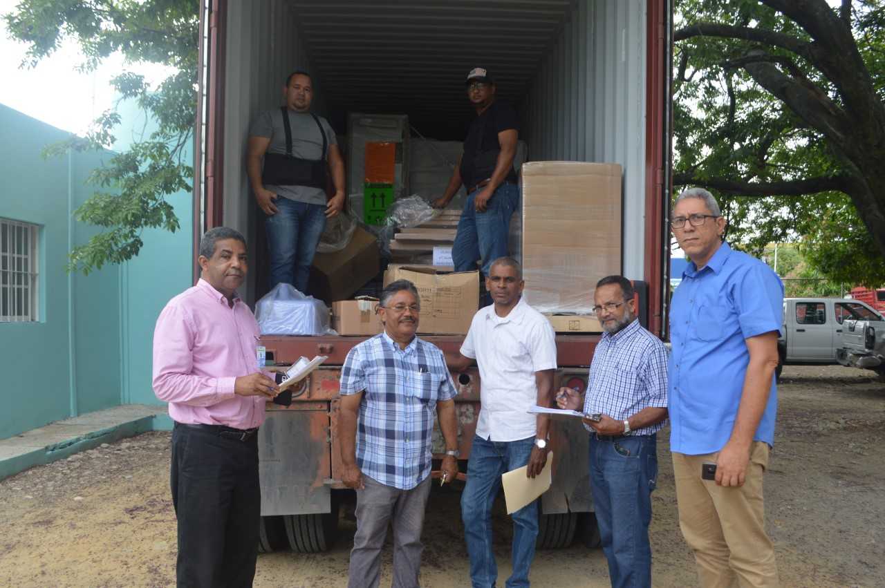 Empresa BDC Serralles entrega a CORAAPPLATA parte de muebles para laboratorio