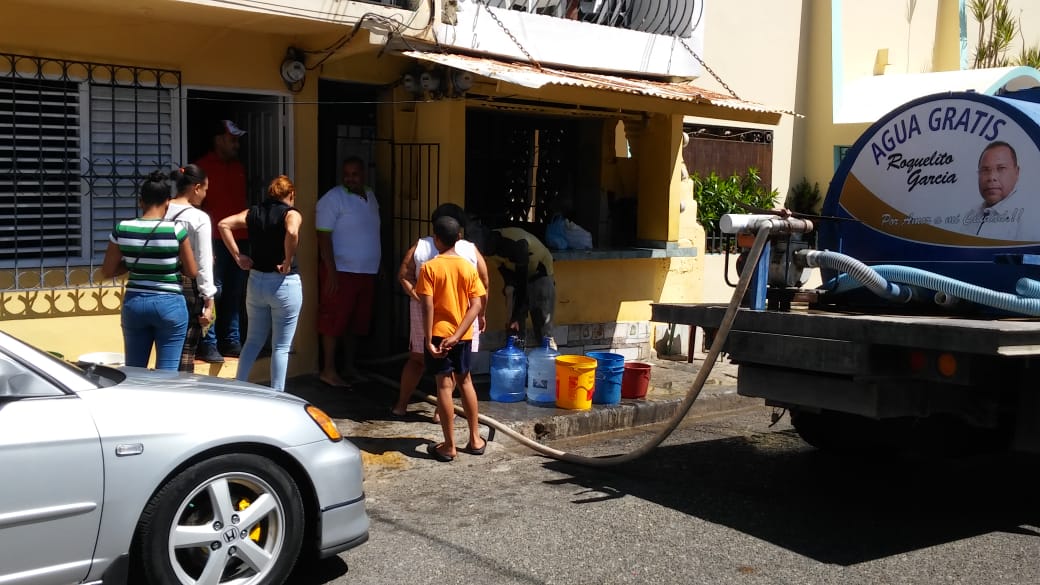 Empresario Roquelito García distribuye agua gratis a sectores de Puerto Plata