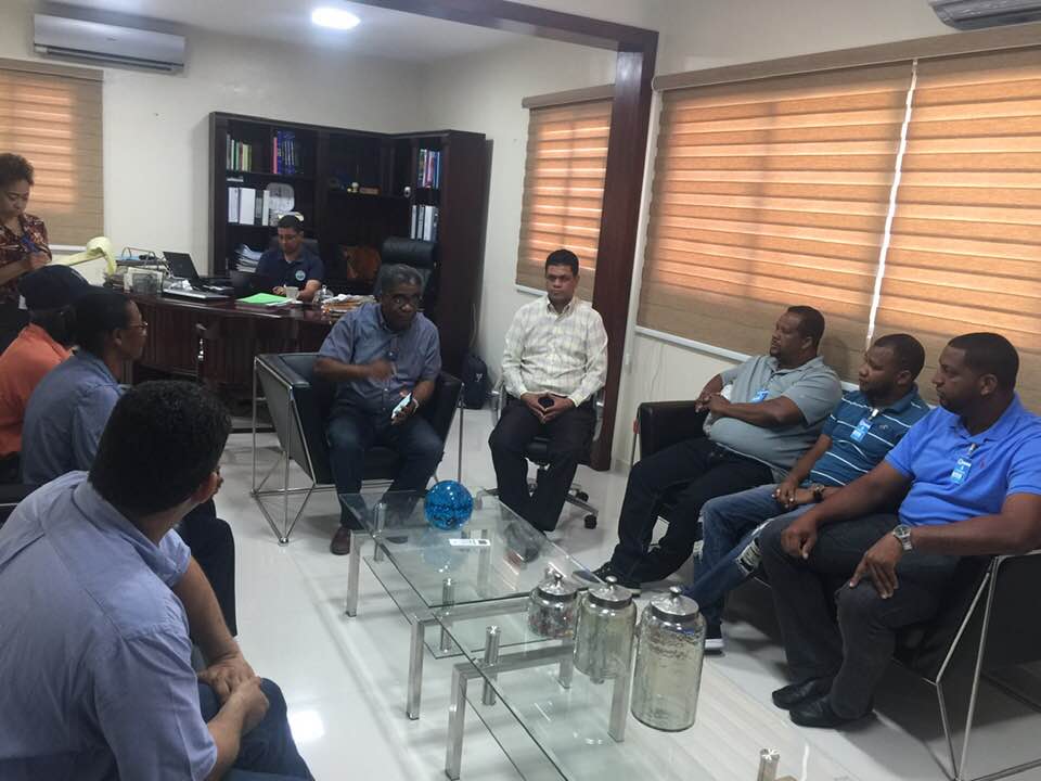 Director de CORAAPPLATA recibe a dirigentes comunitarios para reparar acueducto de Vuelta Larga