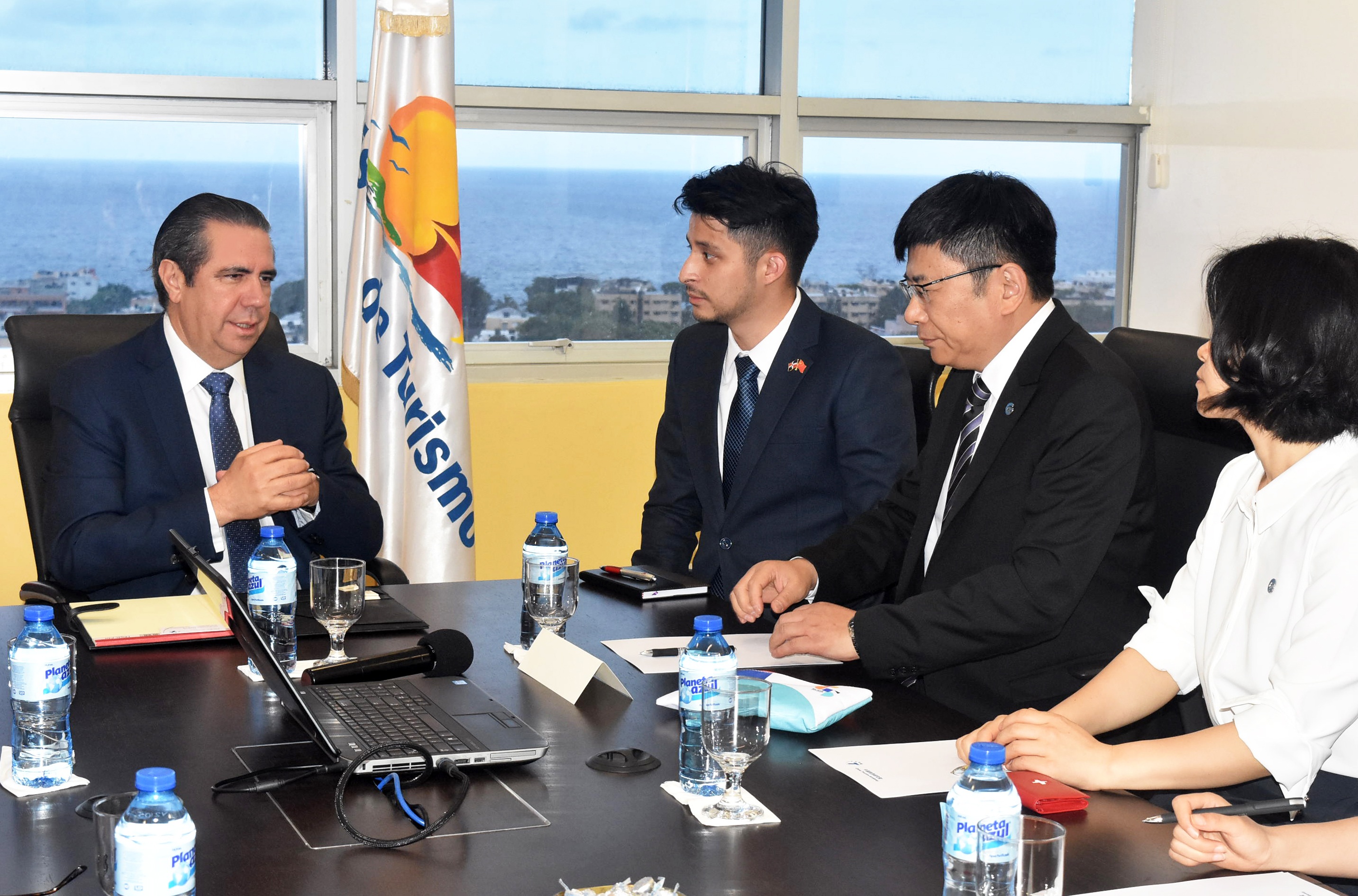 Ministro de Turismo se reúne con ejecutivos de Hainan Airlines y de la Academia de Turismo de China CTA