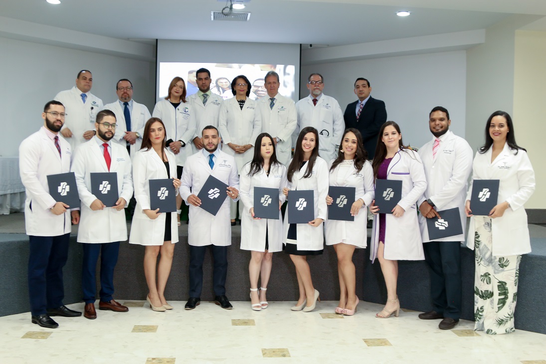 Hospital Metropolitano de Santiago gradúa 9na promoción de médicos residentes