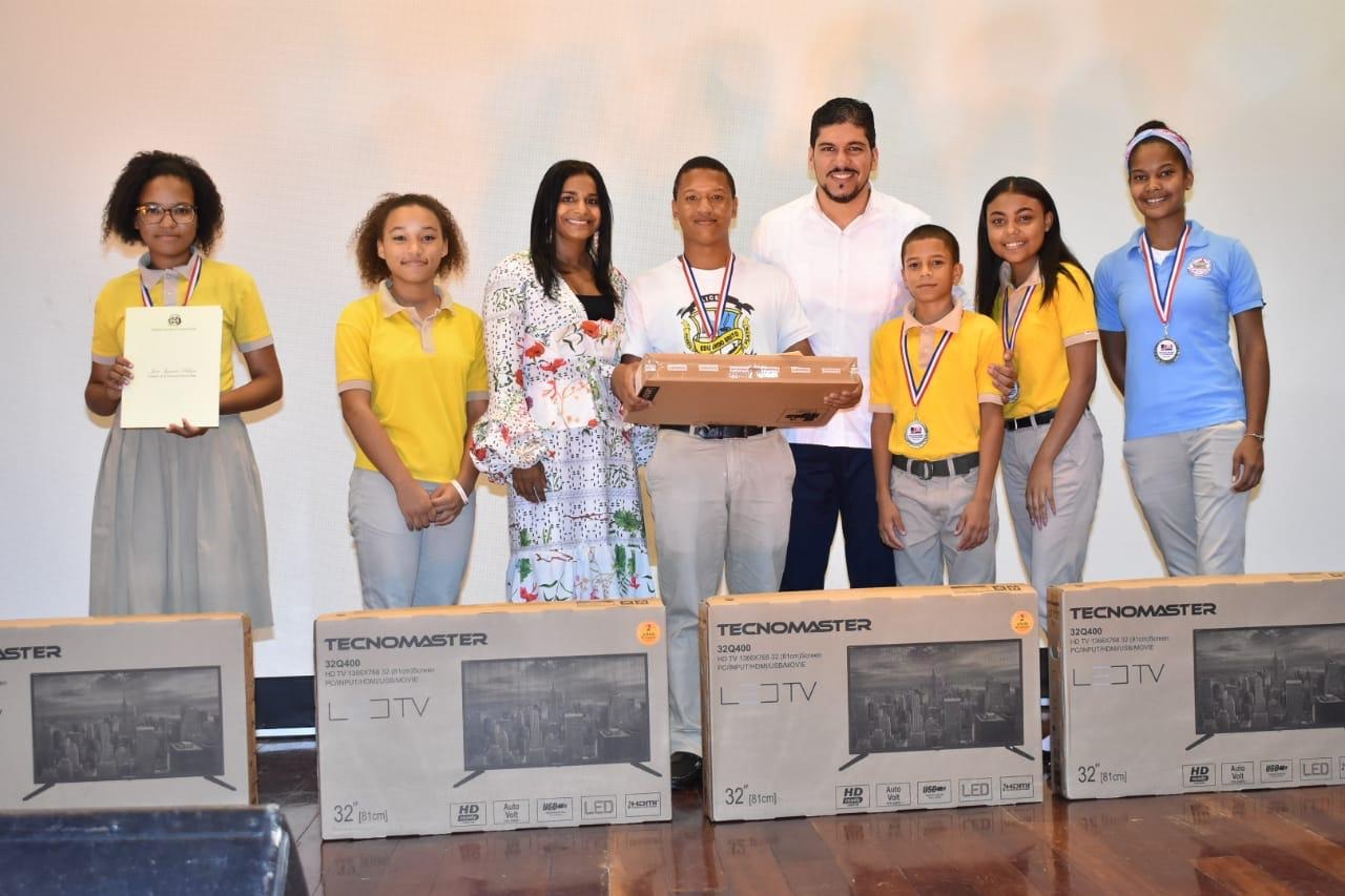 Oficina Senatorial de Puerto Plata otorga becas a estudiantes meritorios, también les obsequia computadora y televisores