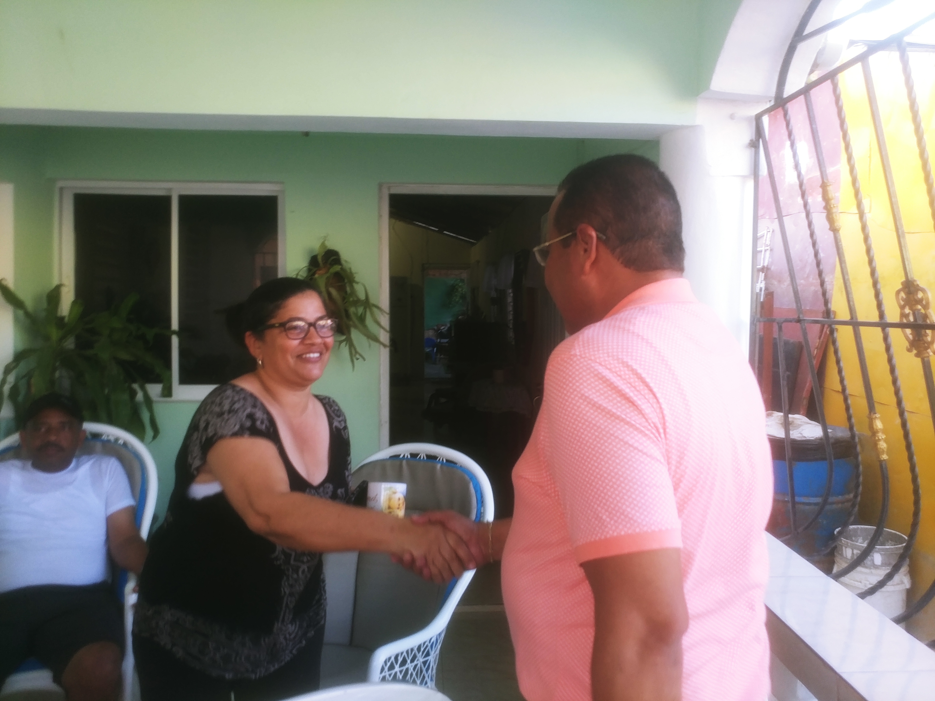 Agradecen a Roquelito García por el programa de orientación, prevención y fumigación