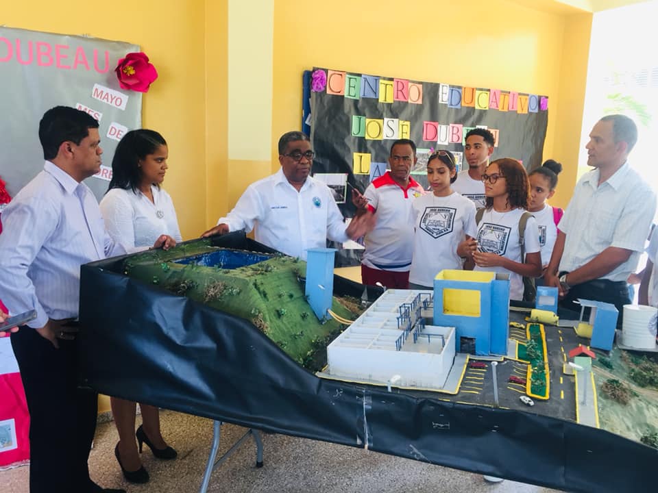 Estudiantes muestran al director de CORAAPPLATA diseños de plantas de potabilización de agua y de tratamiento primario