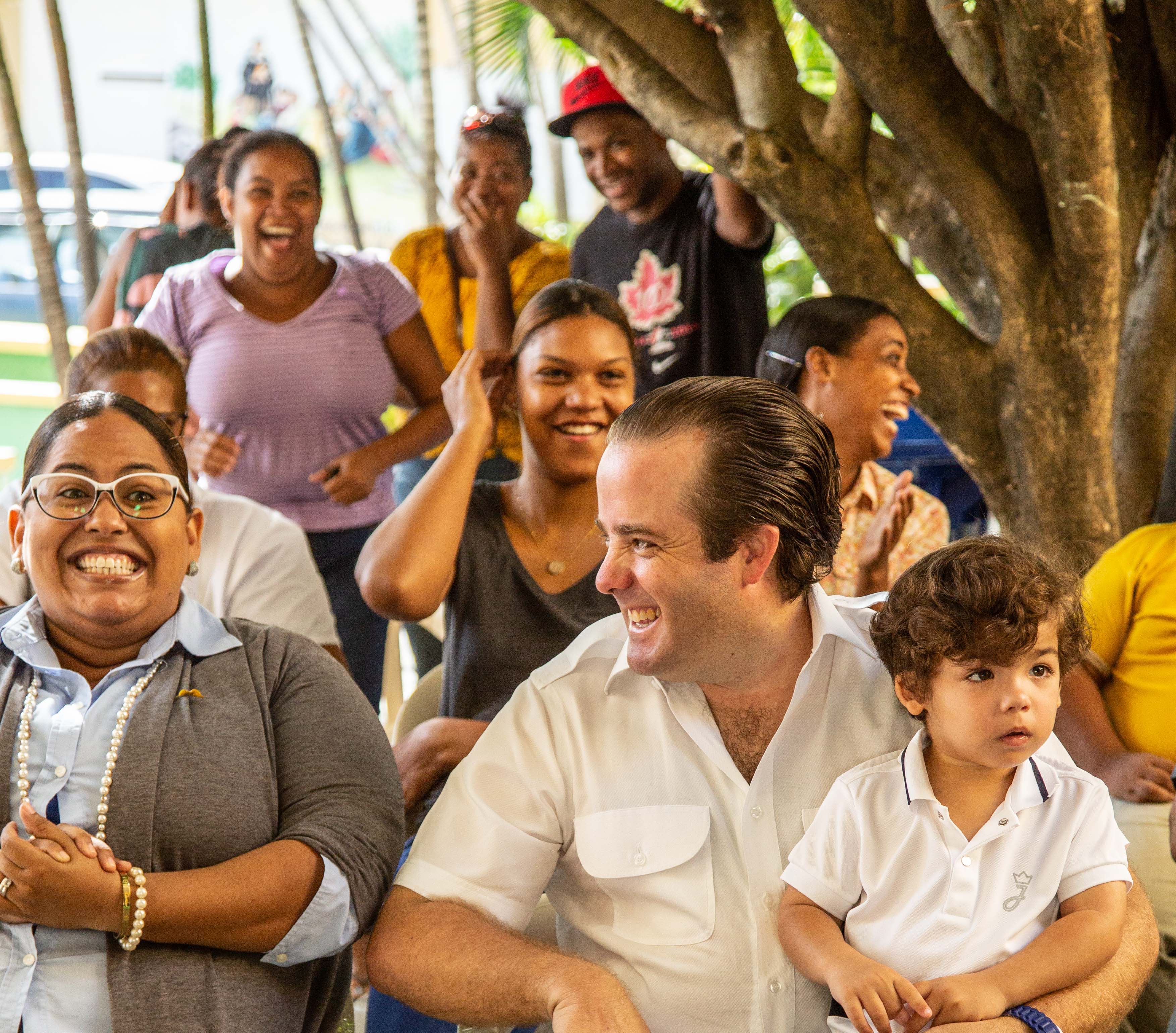 Senador Paliza entrega útiles y celebra apertura del nuevo Año Escolar en centros educativos de Puerto Plata