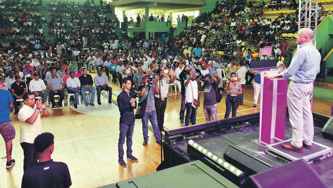 Precandidatos peledeístas activan carrera por el poder