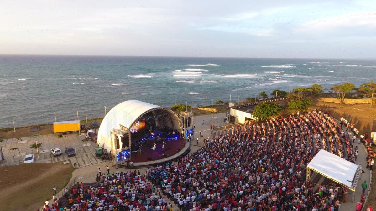 Iglesia Católica Abarrota Anfiteatro Puerto Plata, con Predi-Concierto del Padre Chelo