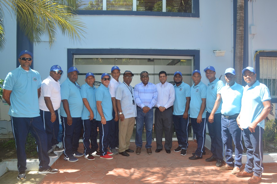 Director General de CORAAPPLATA  entrega uniformes a miembros del departamento de Seguridad