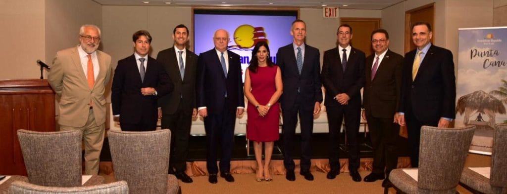 Delegación de semana dominicana se reúne en Washington con senador EEUU