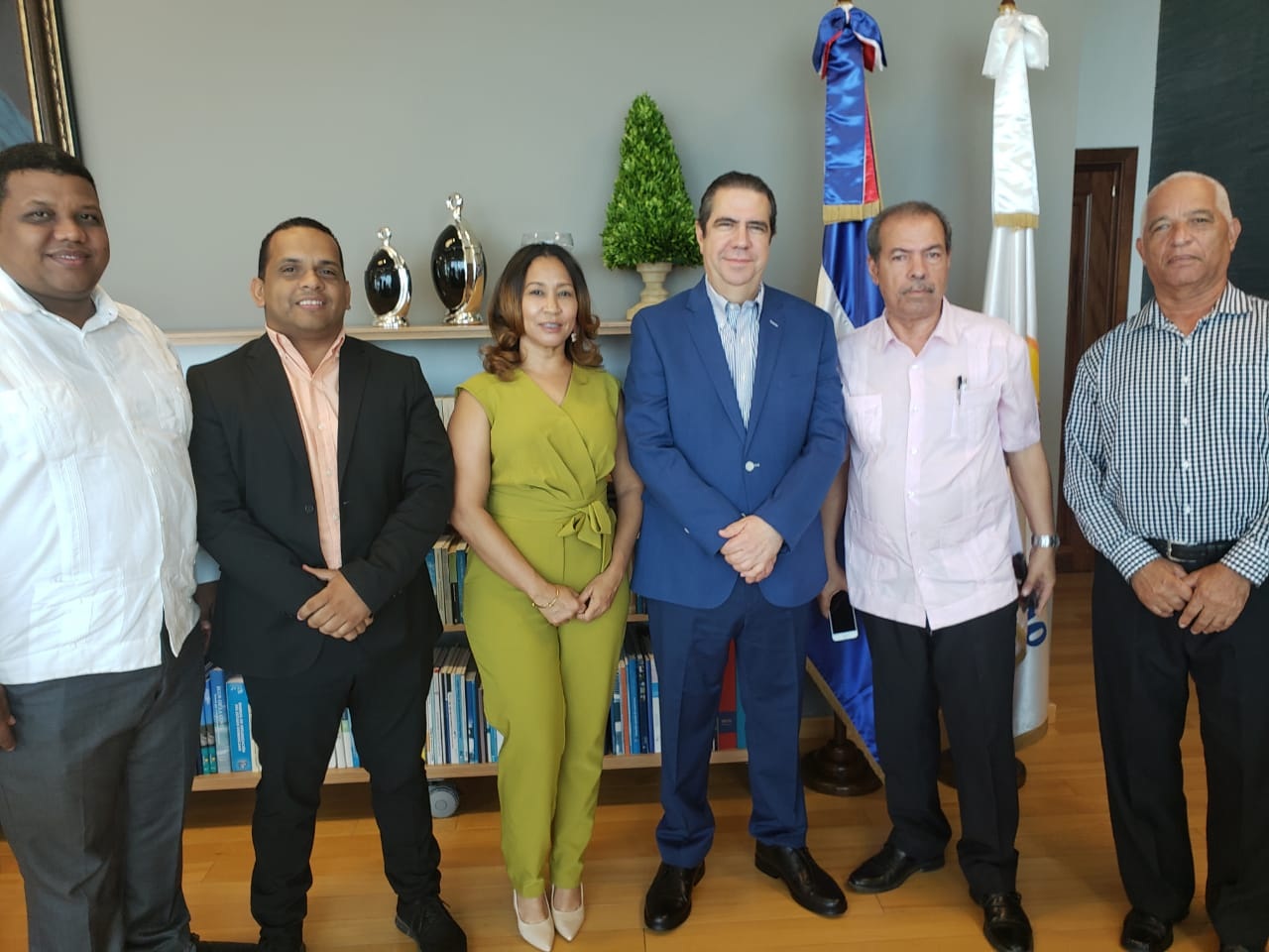 Ministro de Turismo recibe comisión Adompretur Puerto Plata