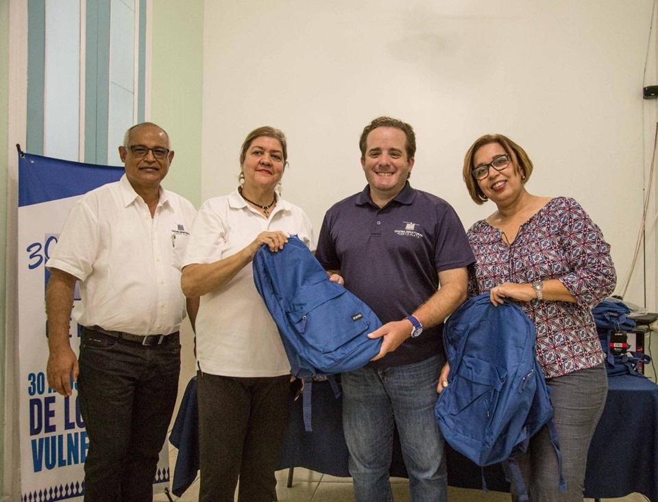 Senador Paliza hace entrega de medicamentos, material gastable y útiles escolares a instituciones benéficas de Puerto Plata