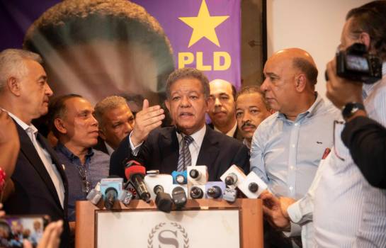 Leonel Fernández no definió si se queda o se va del PLD