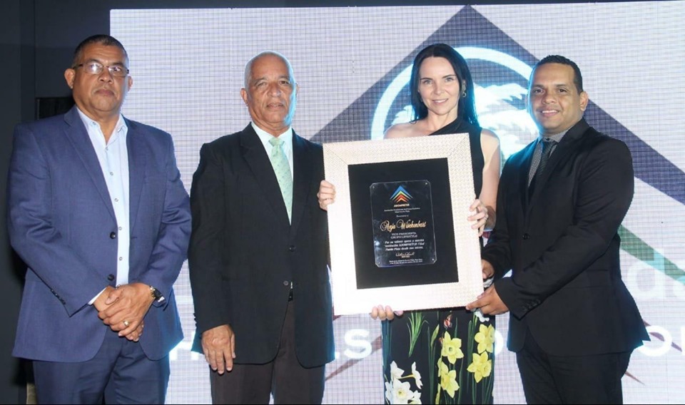 ADOMPRETUR Puerto Plata reconoce a la vicepresidenta del Grupo Lifestyle, Anja Wischenbart