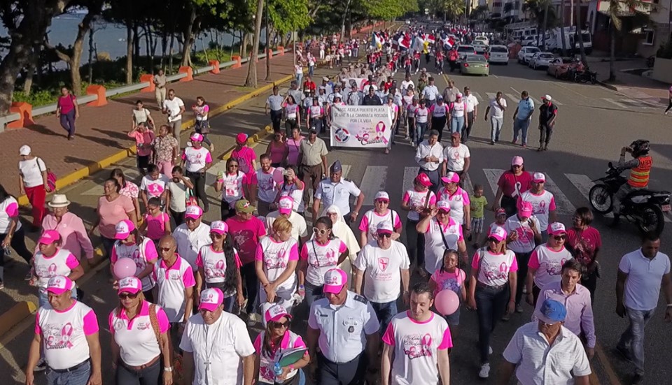 Cientos de personas participan en marcha Octubre, Mes de la Sensibilización sobre el Cáncer de Mama