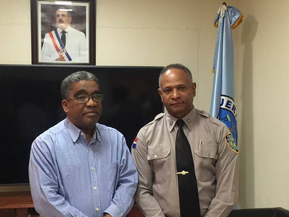 General Julio César Seña Rojas se despide del director de CORAAPPLATA, ingeniero José Onésimo Reyes