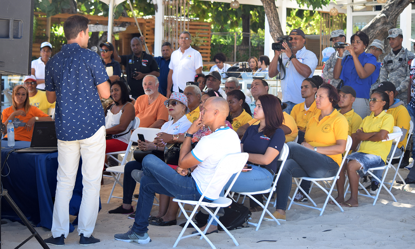 Realizan primera jornada de restauración de zonas costeras en Long Beach, Puerto Plata
