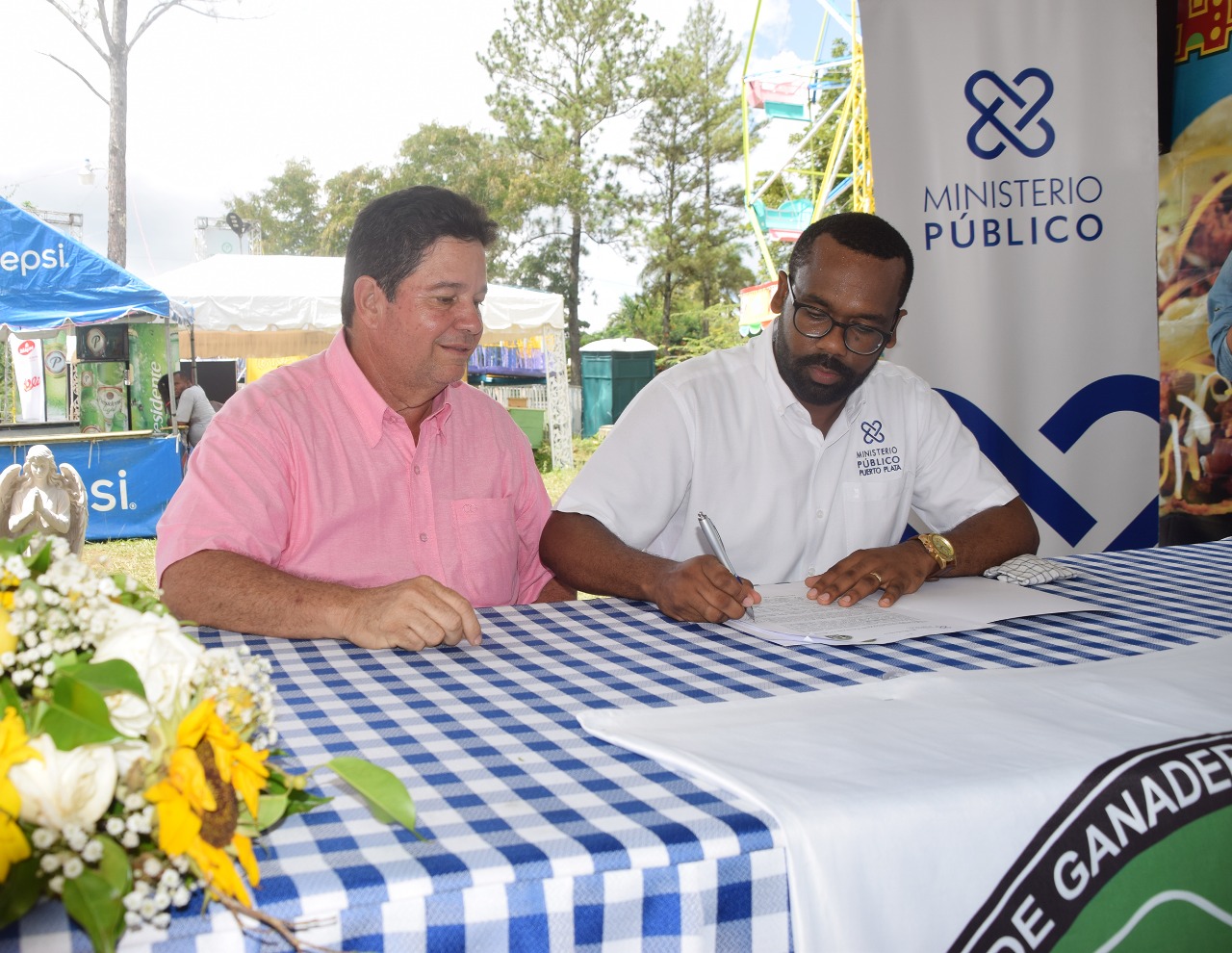 Fiscalía de Puerto Plata firma carta compromiso con la Asociación de Ganaderos