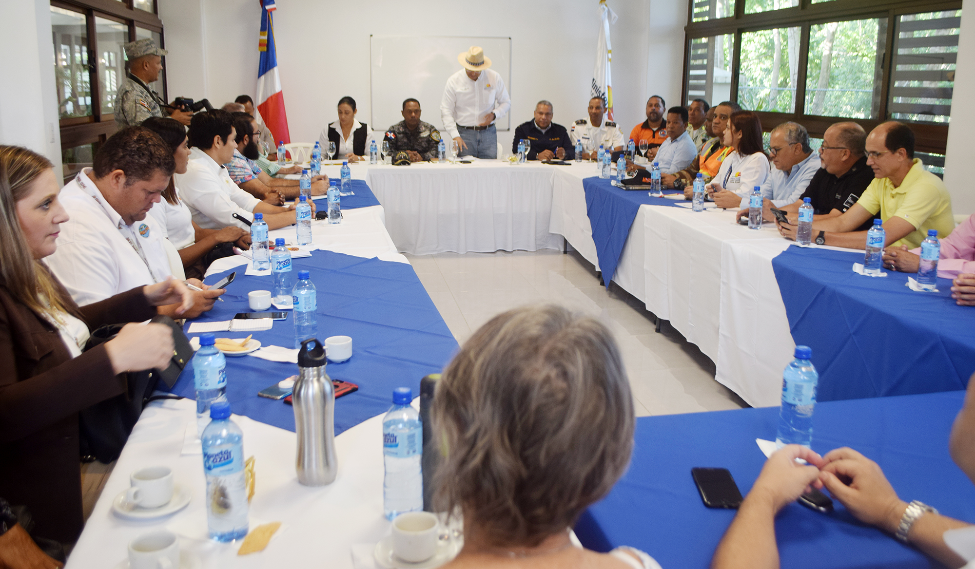 Mitur encabeza encuentro con autoridades y sector turístico previo inicio temporada alta