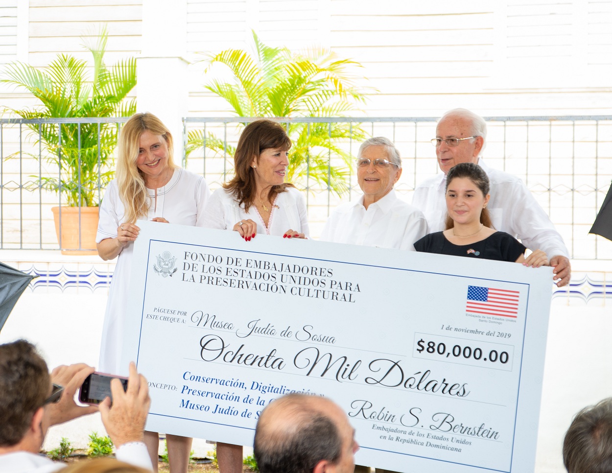 Embajadora de los EE.UU. entrega fondos a Museo Judío de Sosúa