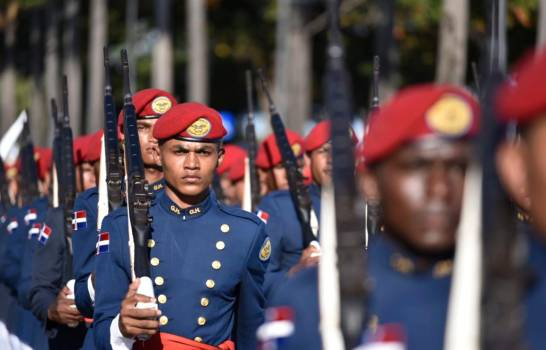 Realizan desfile militar por 176 aniversario de la Independencia Nacional