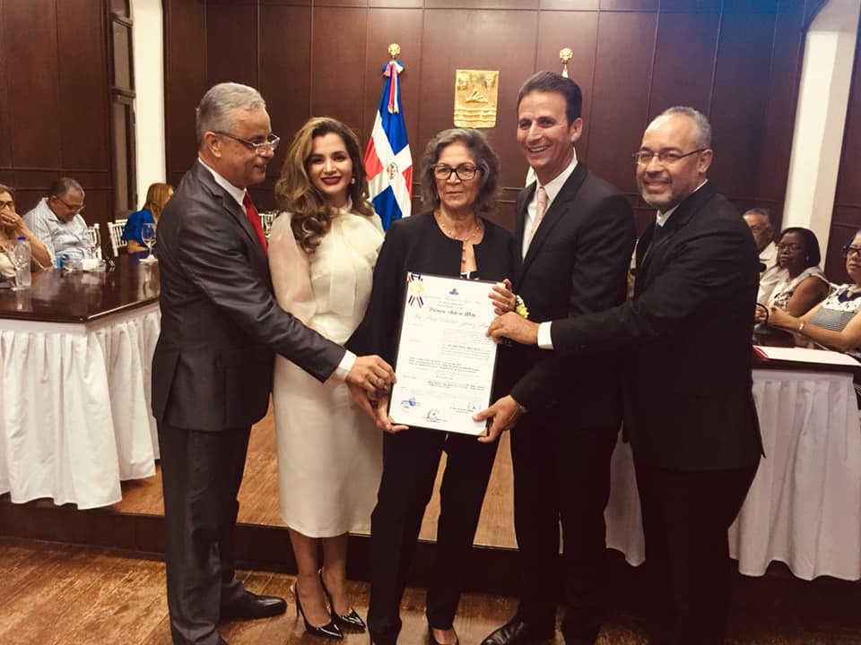 Empresaria María Jiménez exhorta a mujeres a cumplir su trabajo con coraje, amor y honradez