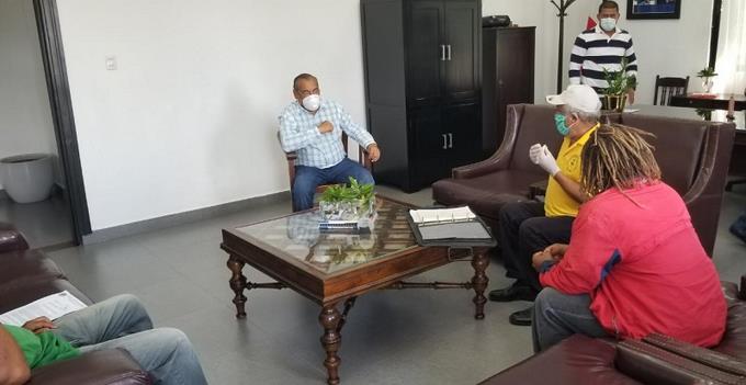 Artesanos y empleados turísticos de Puerto Plata “pegan el grito” frente a la Gobernación